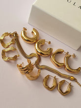 Load image into Gallery viewer, Celìne Thick hoops

