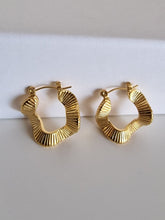 Load image into Gallery viewer, Vìenne Earrings
