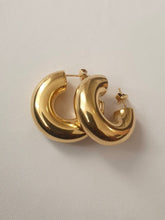 Load image into Gallery viewer, Celìne Thick hoops
