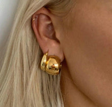 Load image into Gallery viewer, Rìhan Thick Hoops
