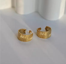 Load image into Gallery viewer, Gìveen Hoop Earrings
